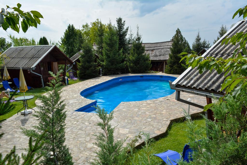 Camping Robinson Country Club Oradea Exteriör bild